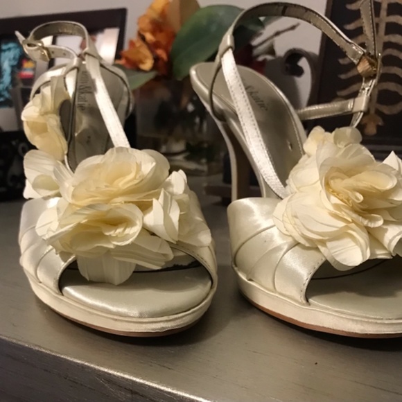 Pale yellow satin heels - Picture 4 of 12